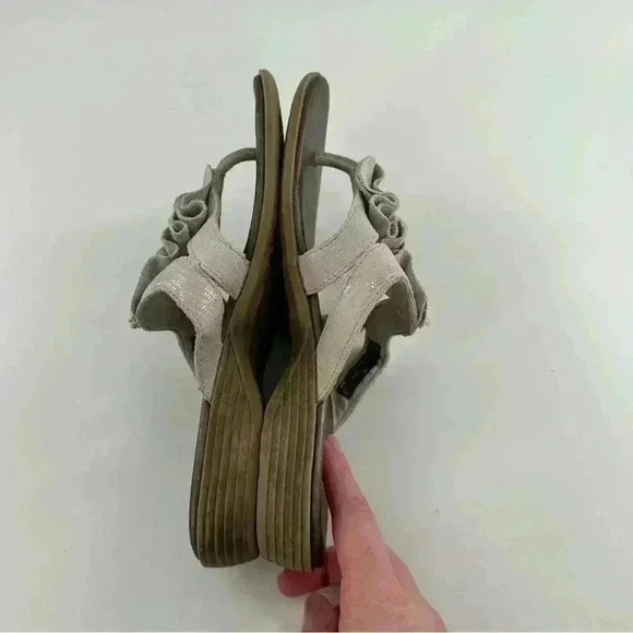 Clarks bendable sandals size 6 gray snakeskin print metallic floral flip flops - Picture 10 of 12